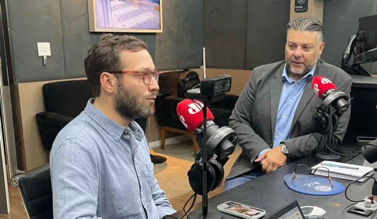 deputado federal FIlipe Barros no estúdio do Jornal da Manhã Paraná, da Jovem Pan News