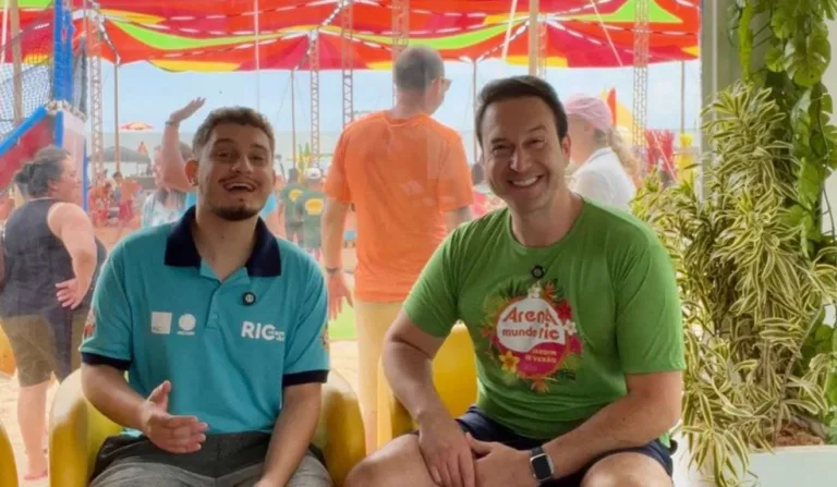 Edu Ribeiro dando entrevista na Arena Mundo Ric