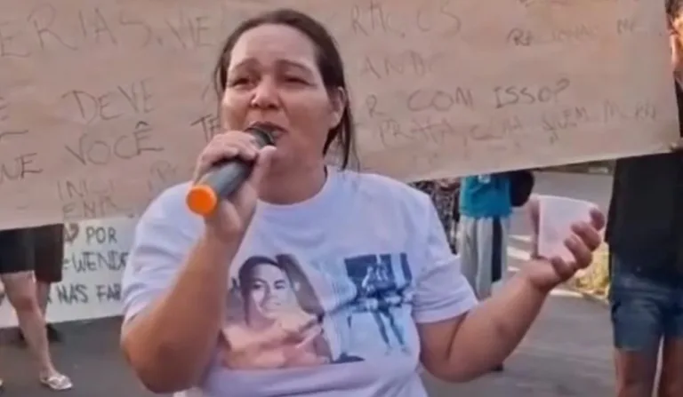 Mulher falando no microfone em protesto