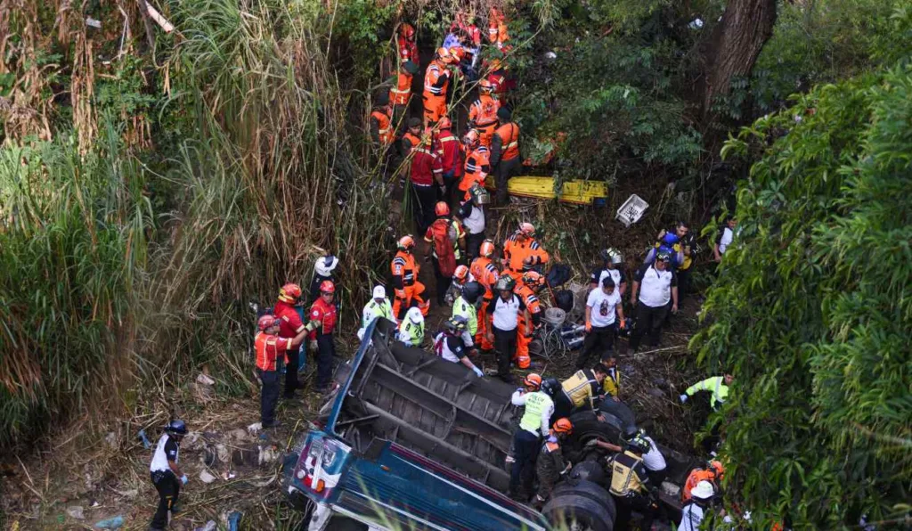 Ônibus lotado perde controle, cai de ponte e deixa ao menos 55 mortos