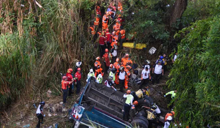 Ônibus lotado perde controle, cai de ponte e deixa ao menos 55 mortos