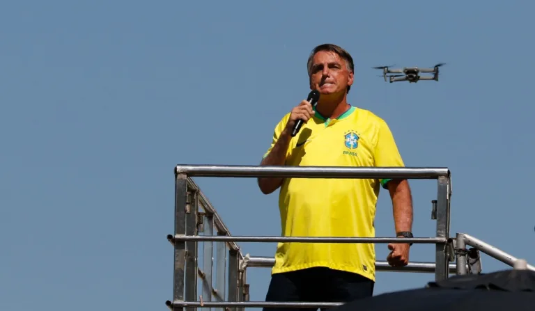 A Procuradoria-Geral da República (PGR) denunciou o ex-presidente da República Jair Bolsonaro (PL) por tentativa de golpe de estado. A denúncia está contida na tentativa de golpe de estado realizada em 2022 e também inclui os crimes de abolição violenta do Estado Democrático de Direito e organização criminosa.