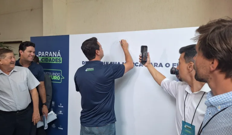 A imagem mostra o governador paranaense assinando uma placa presente no evento.