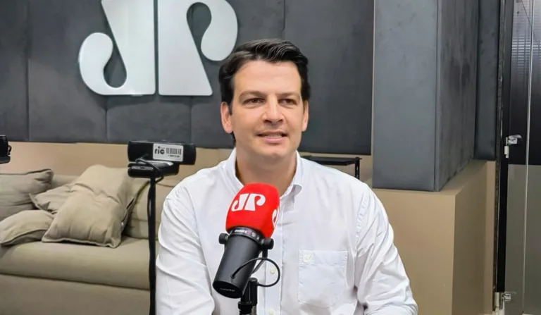Eduardo Pimentel nos estúdios da rádio Jovem Pan FM, em Curitiba