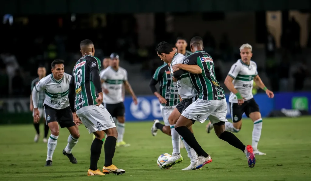 Lance de Coritiba x Maringá, pela semifinal do Paranaense 2024