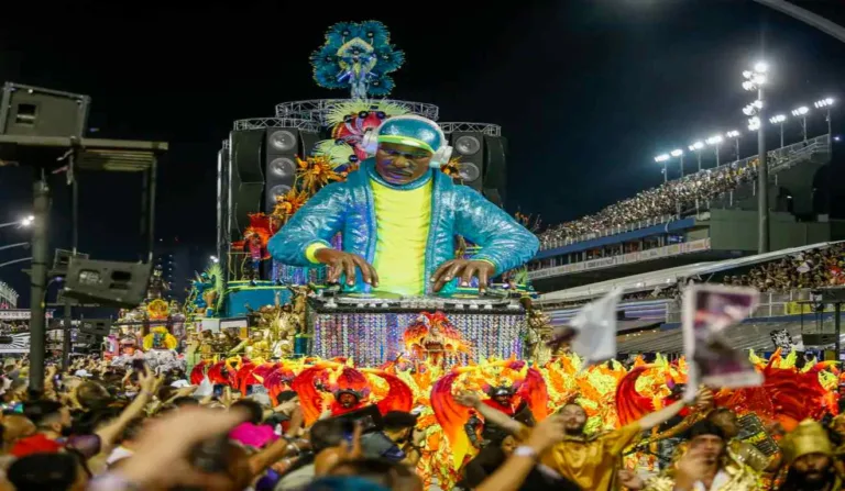 Carro alegórico da Escola de Samba Vai-Vai.