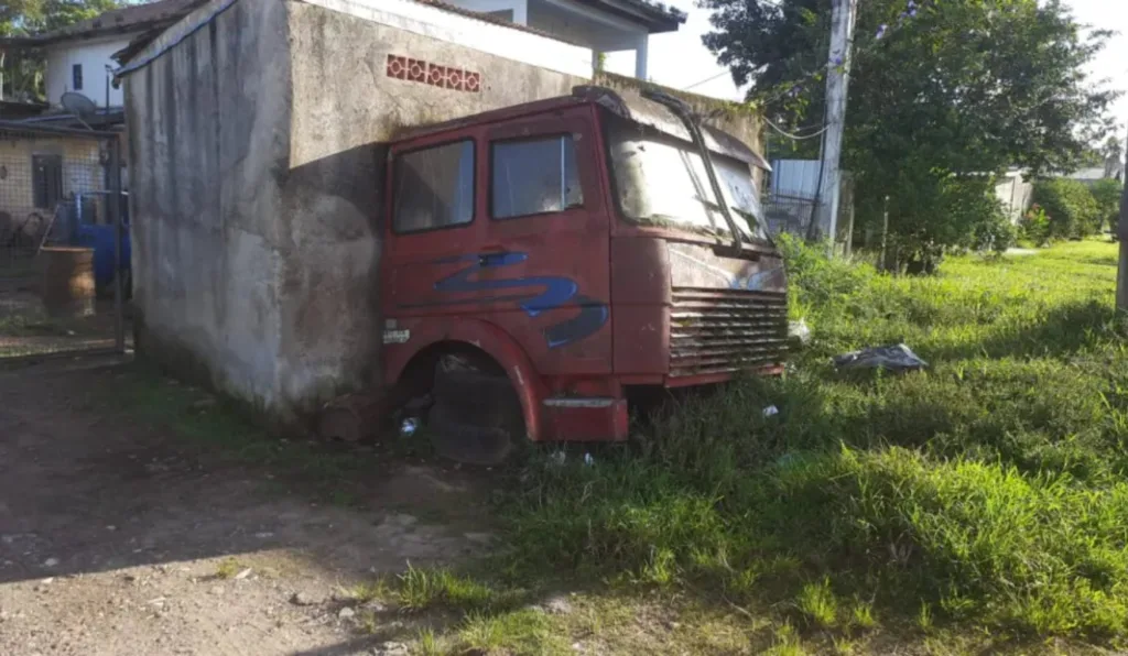 Corpo é encontrado dentro de caminhão abandonado em Antonina