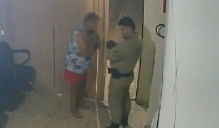 policial salvando recém-nascido enquanto mãe assista