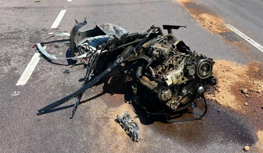 motor do carro no meio da pista