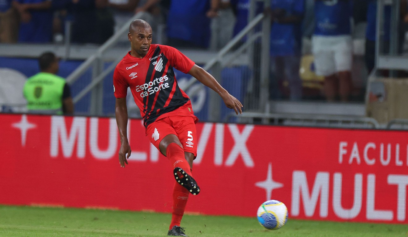 Fernandinho em ação pelo Athletico