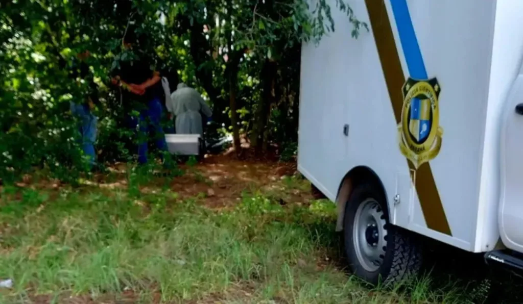 Polícia científica faz a perícia em corpo encontrado por homens que descansavam após o almoço
