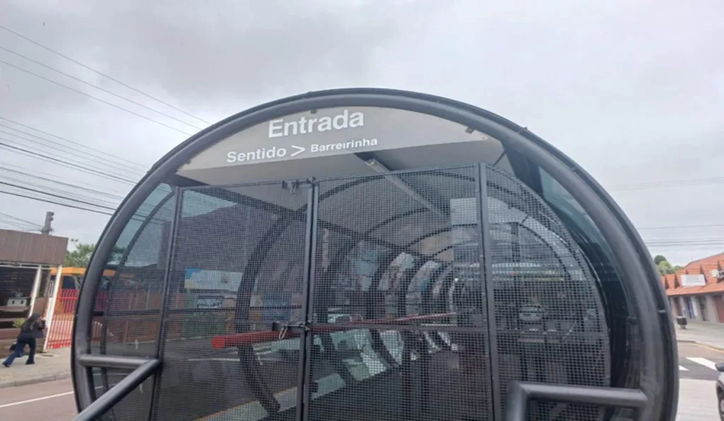 Lateral da estaçã-tubo 'Getúlio Vargas' em São José dos Pinhais.