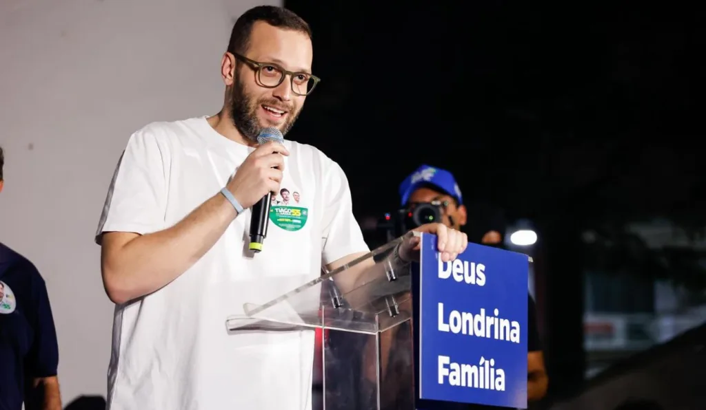 Deputado federal Filipe Barros durante comício em Londrina