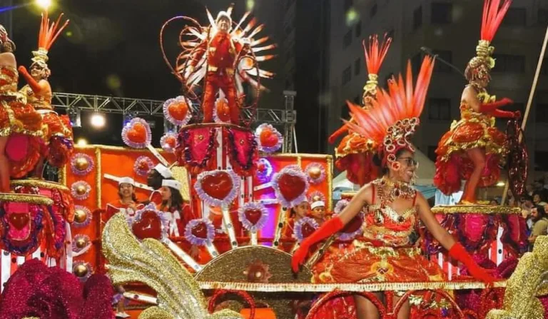 Desfile da escola de samba Deixa Falar, no grupo especial do Carnaval de Curitiba em 2024.
