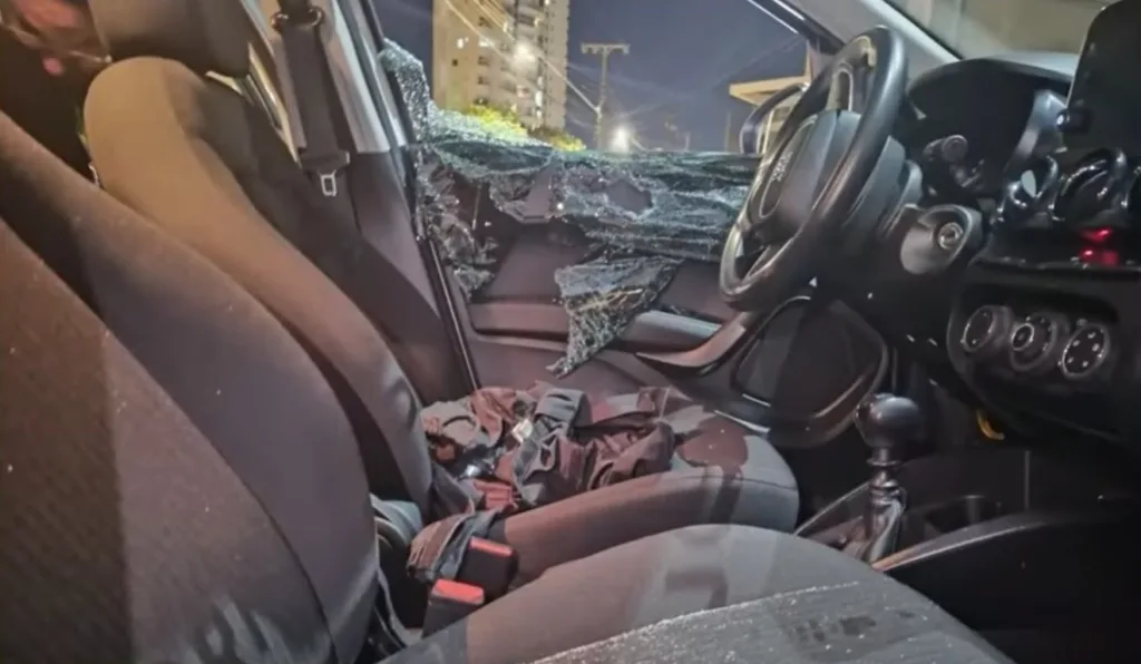 carro da reportagem da RICtv apedrejado em protestos em Londrina