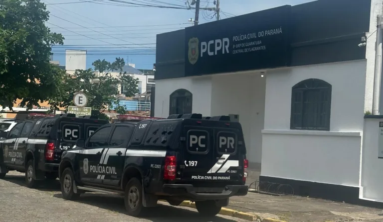viaturas e fachada da delegacia da PCPR em Guaratuba