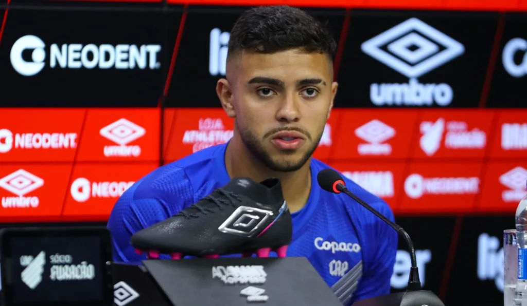 Mycael, em entrevista coletiva no Athletico