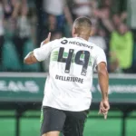 Dellatorre, do Coritiba, comemorando gol.
