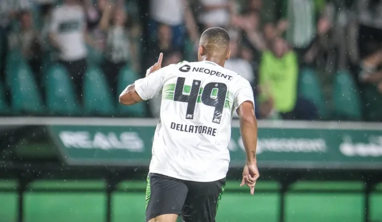 Dellatorre, do Coritiba, comemorando gol.