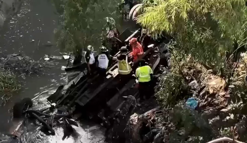Ônibus caído em ribanceira