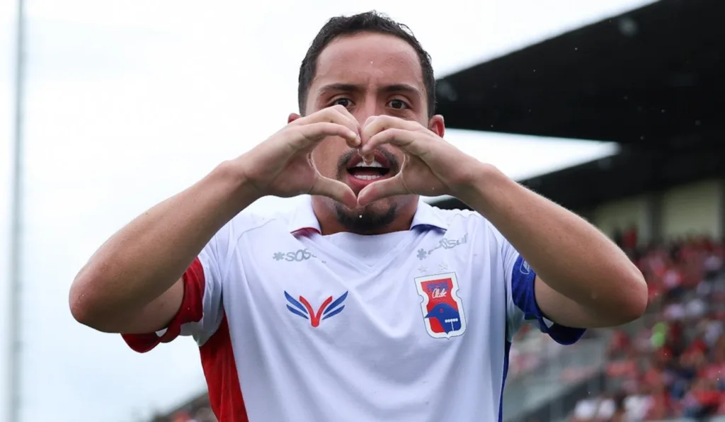 Rikelmi comemora o gol do Paraná Clube em cima do Rio Branco