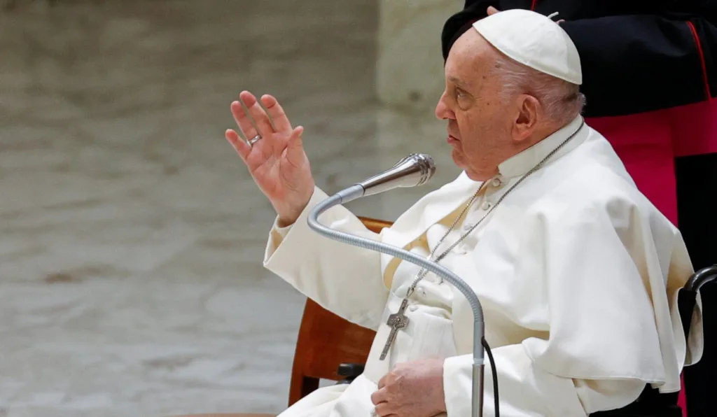 Papa ainda não está fora de perigo, diz médico