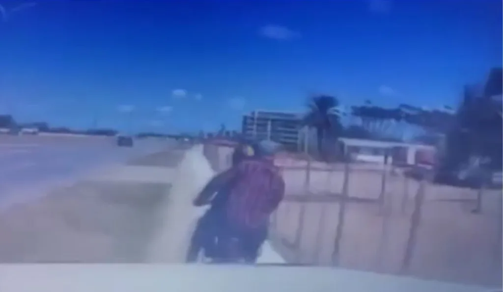 A dupla de assaltantes na moto.