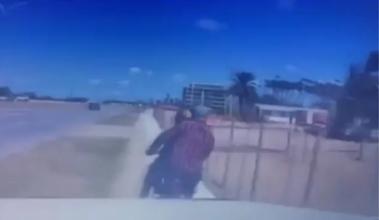 A dupla de assaltantes na moto.