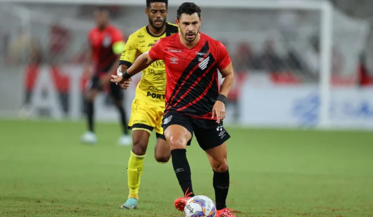 Giuliano, do Athletico, em campo.