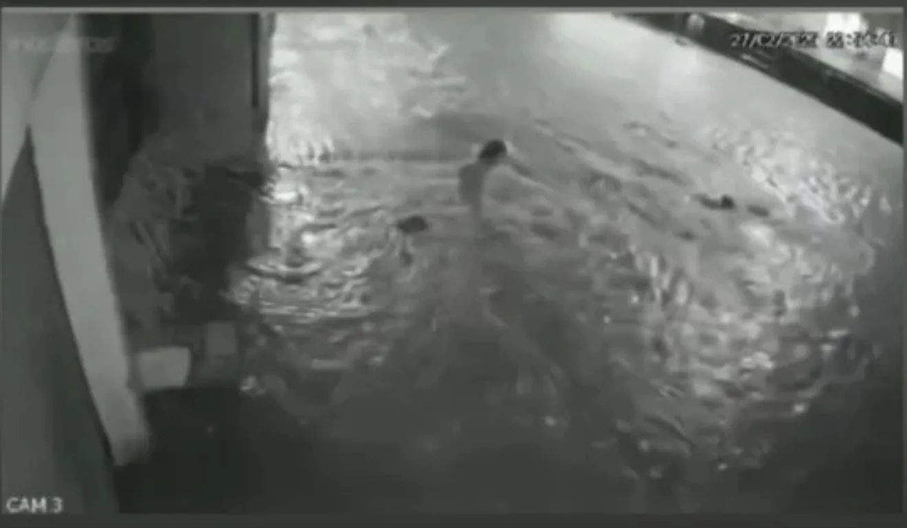 Criança cai durante forte chuva e é 'engolida' por bueiro; vídeo