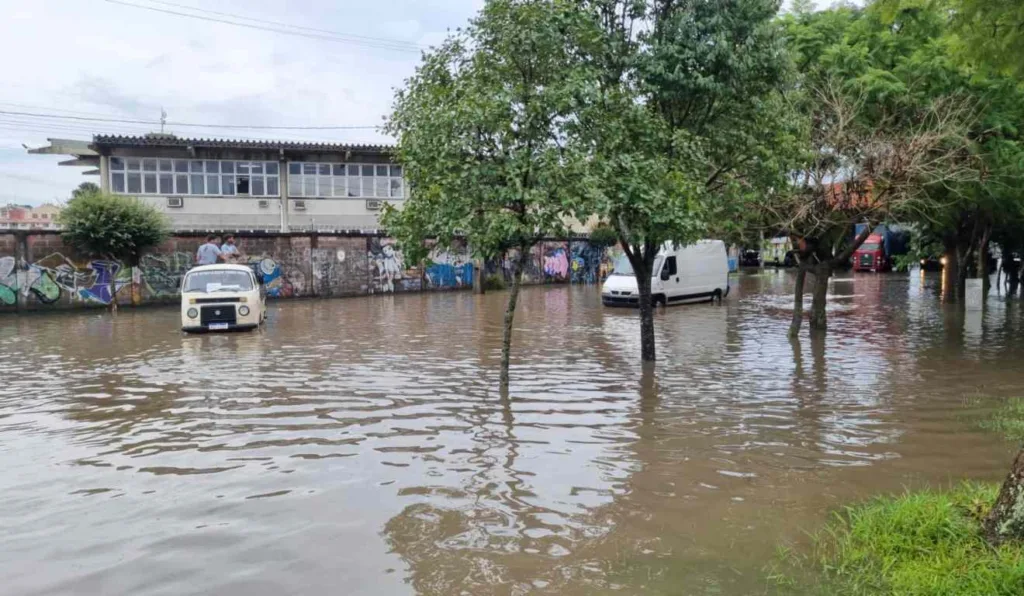 Rua alagada em curitiba