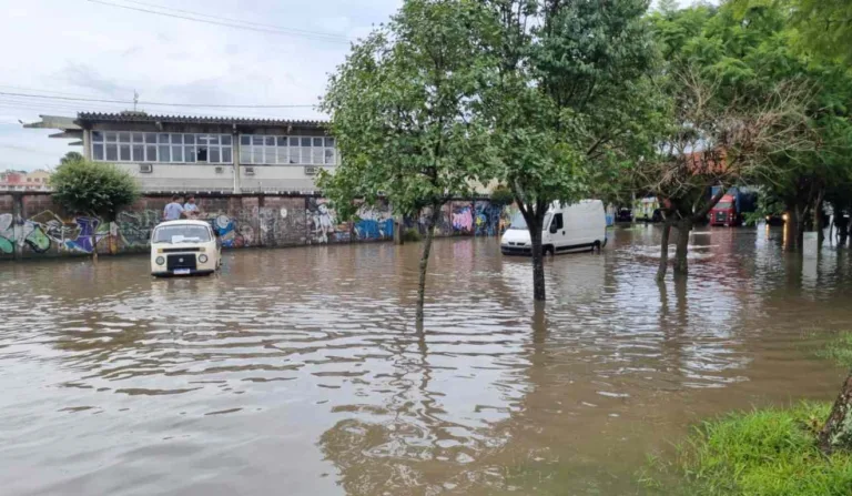 Rua alagada em curitiba