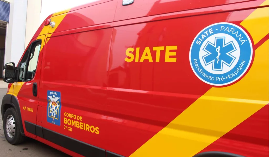 Ambulância do SIATE, do Corpo de Bombeiros do Paraná