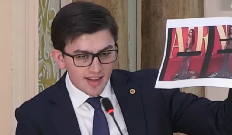 guilherme kilter segurando foto da anitta na câmara municipal de curitiba