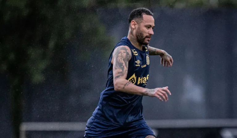 Neymar treinando no CT Rei Pelé