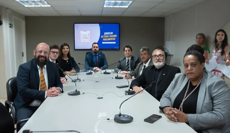 Vereadores do Conselho de Ética e Decoro Parlamentar (CEDP) da Câmara Municipal de Curitiba (CMC) durante eleição para definir novo presidente.