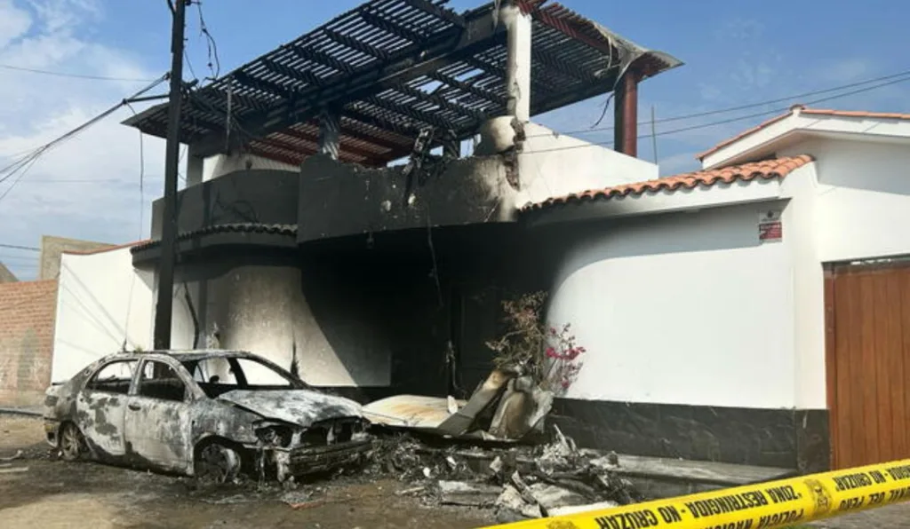 Avião cai em casa, pega fogo e deixa feridos; veja imagens