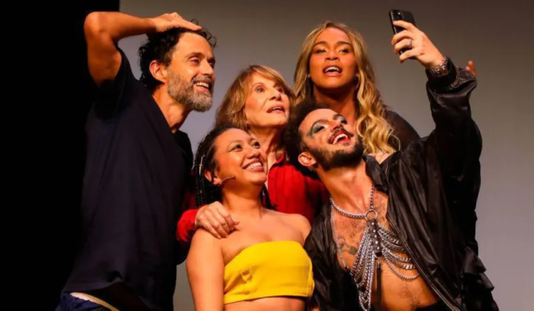 Elenco da peça 'Ao Vivo (dentro da cabeça de alguém)'.