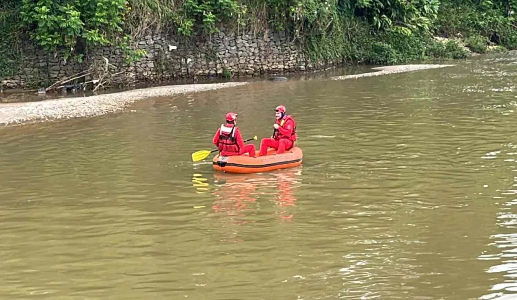 Corpo de Bombeiros realiza buscas por adolescente no Rio Barigui