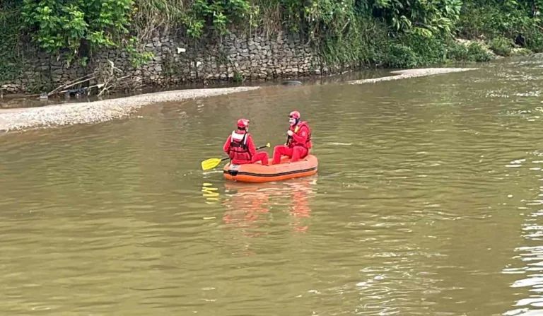Corpo de Bombeiros realiza buscas por adolescente no Rio Barigui