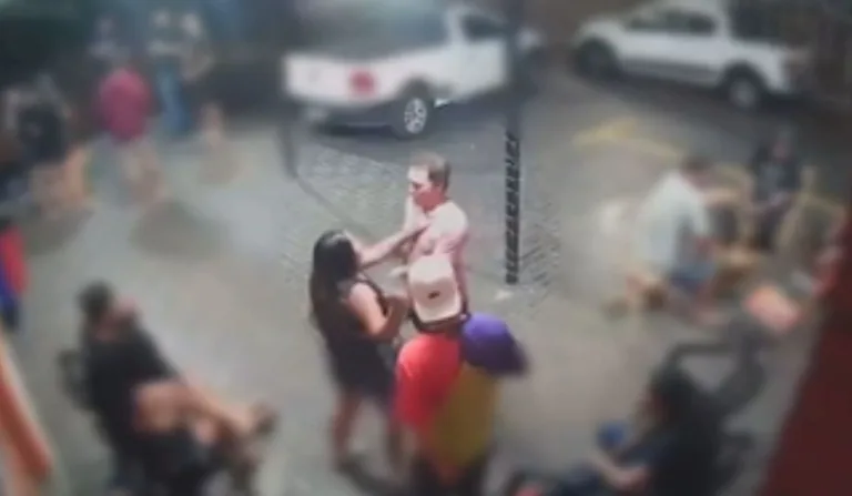 Mulher esfaqueia homem em bar no PR e vítima morre no local; vídeo