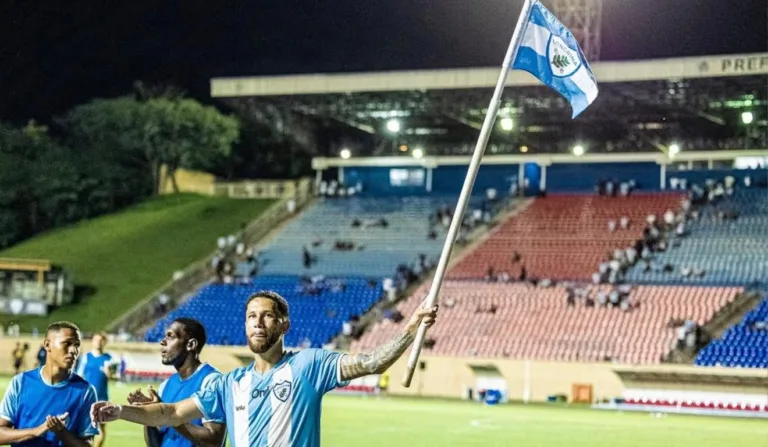 Londrina vence jogo emocionante e assume a ponta do Paranaense (Foto: Rafael Martins/Londrina)