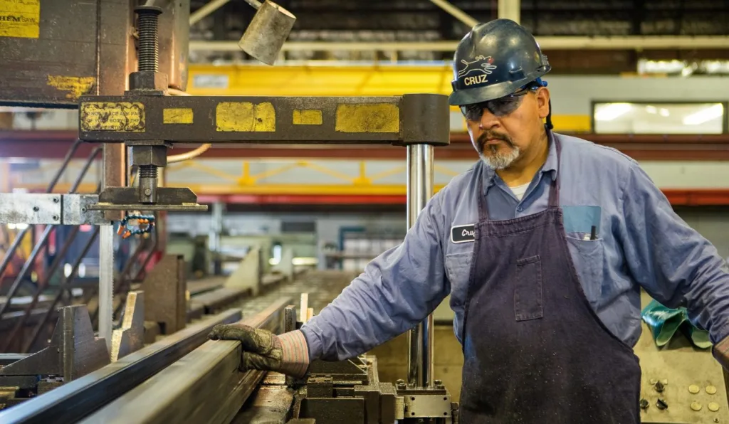 operário em linha de montagem