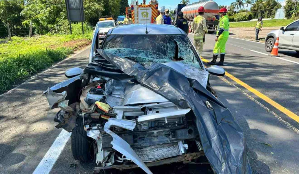 Fiat Palio ficou com a frente destruída