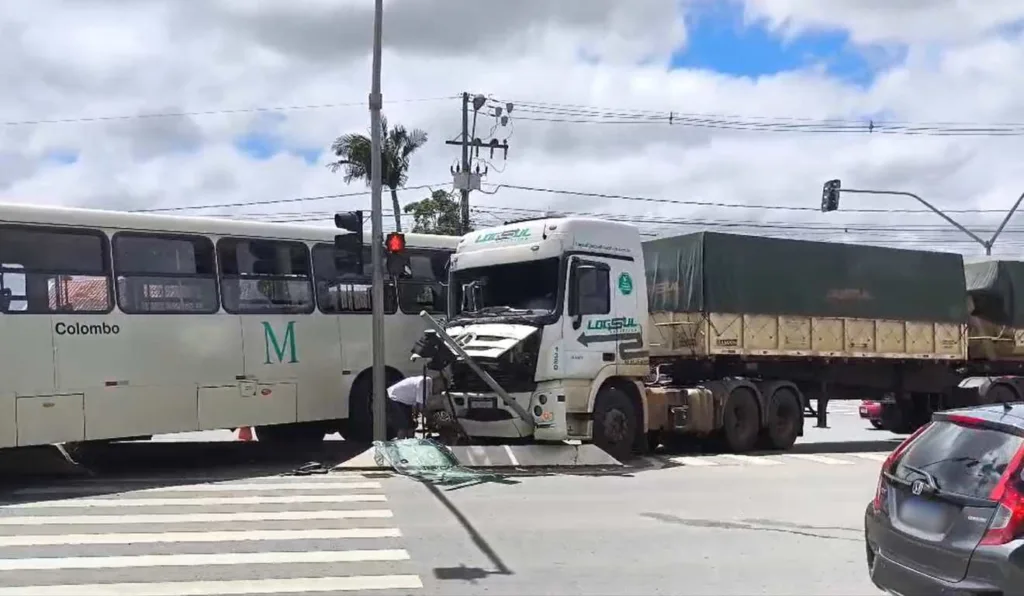 Ônibus tentava fazer o retorno quando foi atingido pelo caminhão na Rodovia da Uva