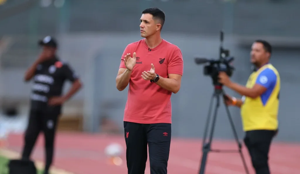 Maurício Barbieri orienta o Athletico contra o Maringá