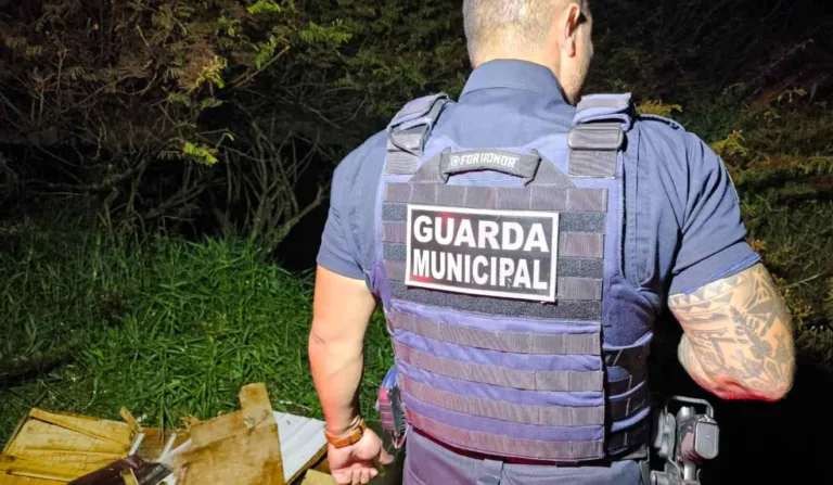Agente da Guarda Municipal em área de mata.