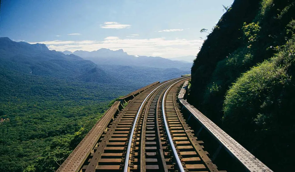 Vista do trilho de trem na serra da graciosa.
