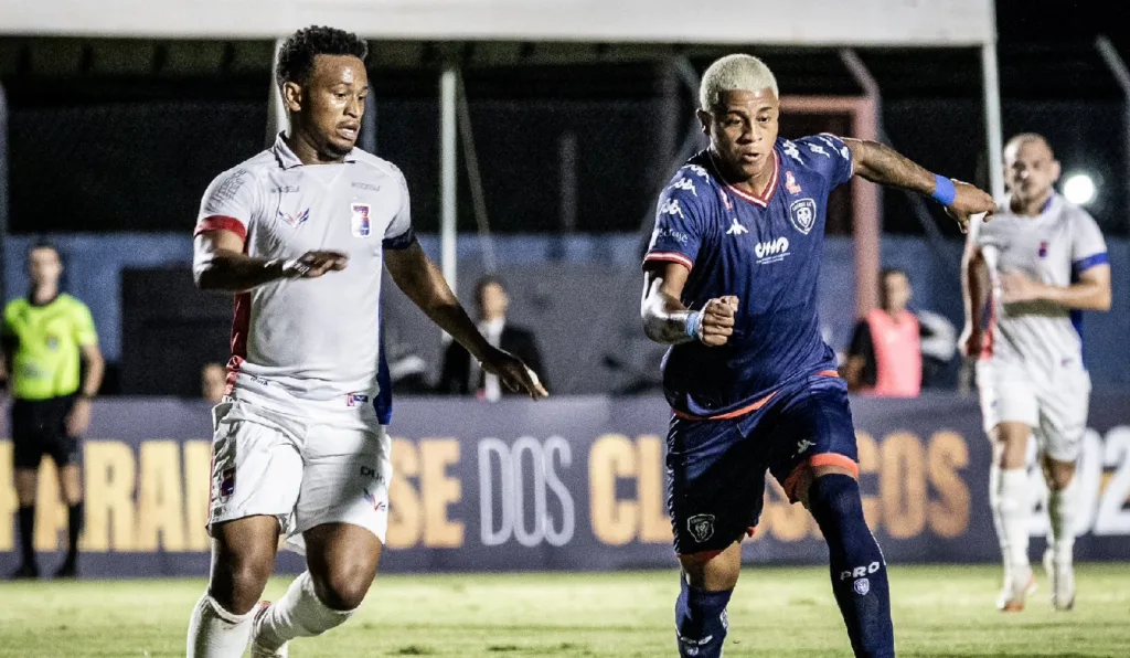 Lance de Cianorte x Paraná Clube, pelo Paranaense