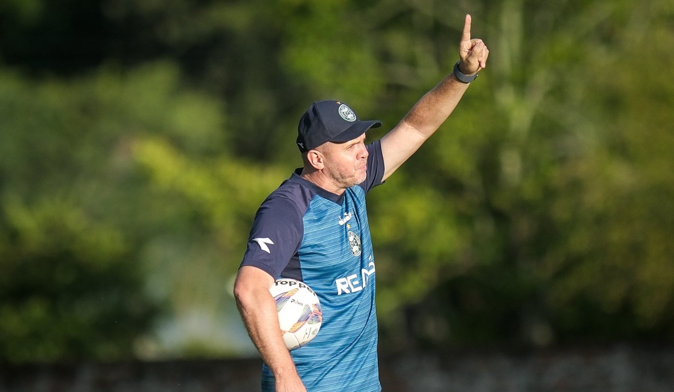 Mozart comanda treino do Coritiba